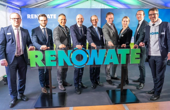 Verantwortliche und Gäste bei der offiziellen Enthüllung des Firmenlogos des neuen Joint-Ventures Renowate (v.l.n.r.): Andreas Miltz (Renowate), Felix Heinrichs (Oberbürgermeister Mönchengladbach), Hubert Rhomberg (Rhomberg Bau), Dr. Rolf Bösinger (Staatssekretär beim Bundesministerium für Wohnen, Stadtentwicklung und Bauwesen), Lars von Lackum (LEG), Jan-Hendrik Goldbeck (Goldbeck), Susanne Schröter-Crossan (LEG), Uwe Bigalke (dena) und Dr. Volker Wiegel (LEG). (Bildquelle: Jochen Tack)